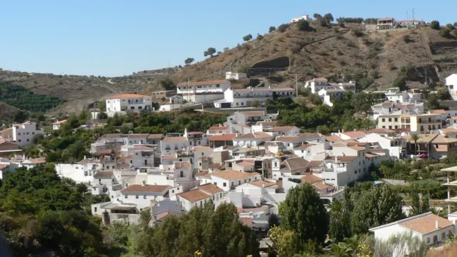 Veinte vecinos de La Viñuela reciben facturas superiores a 20.000 euros por el consumo de agua