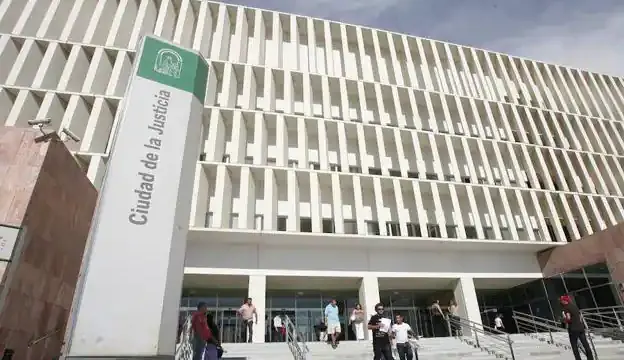 Fiscalía abre diligencias por las declaraciones del edil de Torrox que comparó los migrantes con animales