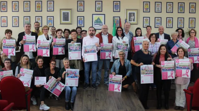 Almáchar y la uva pasa, protagonistas del calendario 2024 de la Asociación Esperanza contra el cáncer de mama
