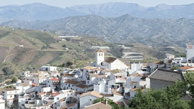 Tres visiones de Iznate: Guía Repsol, web oficial de turismo de Andalucía y Visitacostadelsol