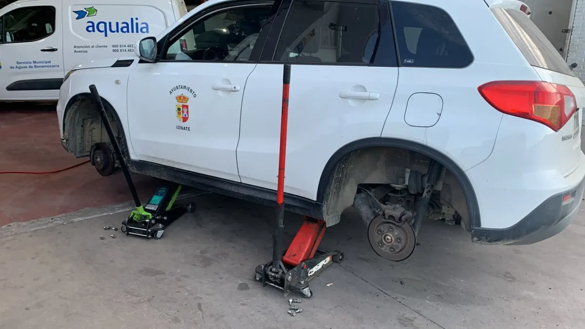 Pincha las ruedas de un coche municipal en Iznate, tres veces en menos de una semana