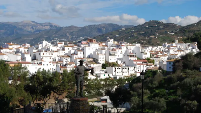 Sayalonga entre el cielo y el mar