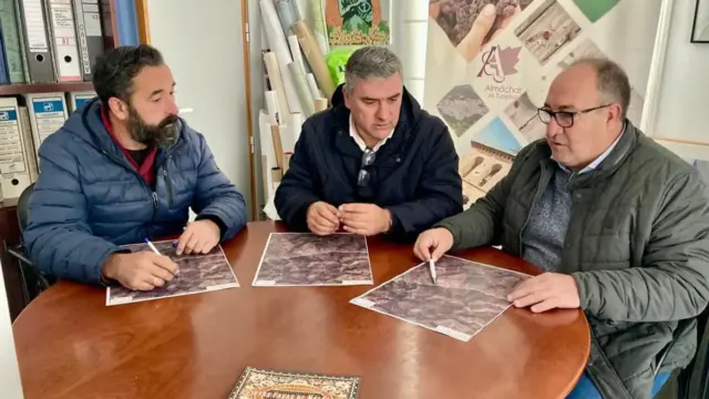 Los tres alcaldes socialistas de Almáchar, El Borge e Iznate exigen a la Junta y a la Diputación que afronte las mejoras en el Camino de la Cornisa