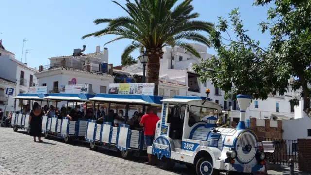 El tren turístico de las Tres Culturas de Frigiliana, un recorrido de 25 minutos, renovado dos años más