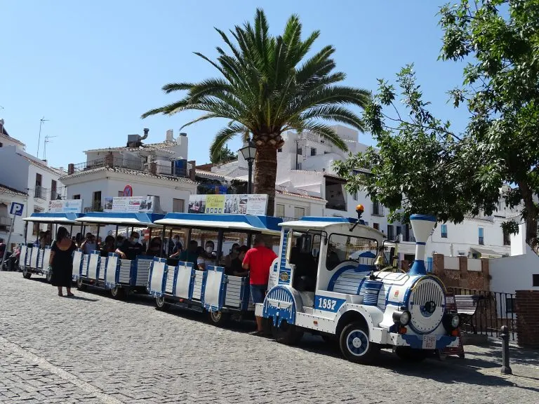 El tren turístico de las Tres Culturas de Frigiliana, un recorrido de 25 minutos, renovado dos años más