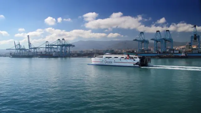 Barcos con agua . Wikimedia