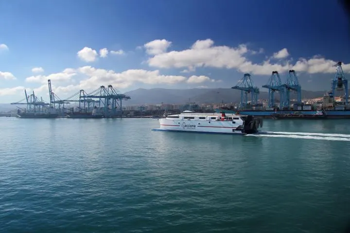 Barcos con agua . Wikimedia
