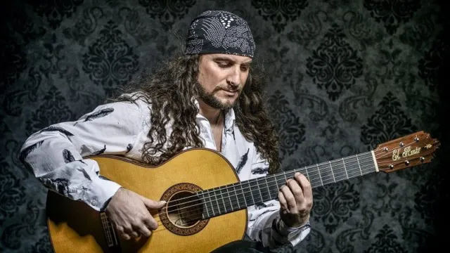 El XVI Reviso Flamenco comenzó con la actuación del guitarrista internacional, afincado en la Axarquía, El Amir