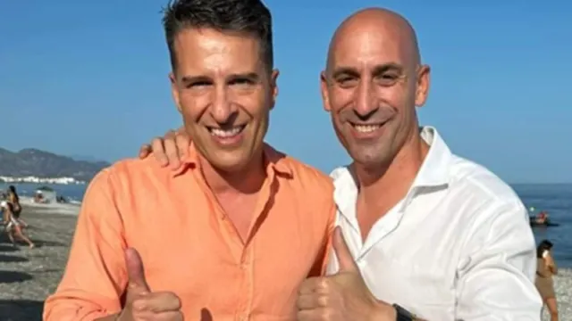Las amistades de Rubiales en Málaga: fiestas, selfies y abrazos en la playa