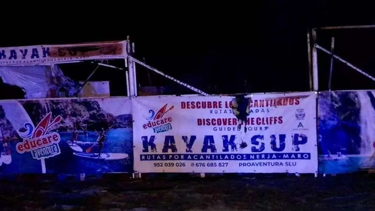 Un incendio en la playa de Burriana de Nerja se salda con 40 kayaks quemados y una caseta pasto de las llamas