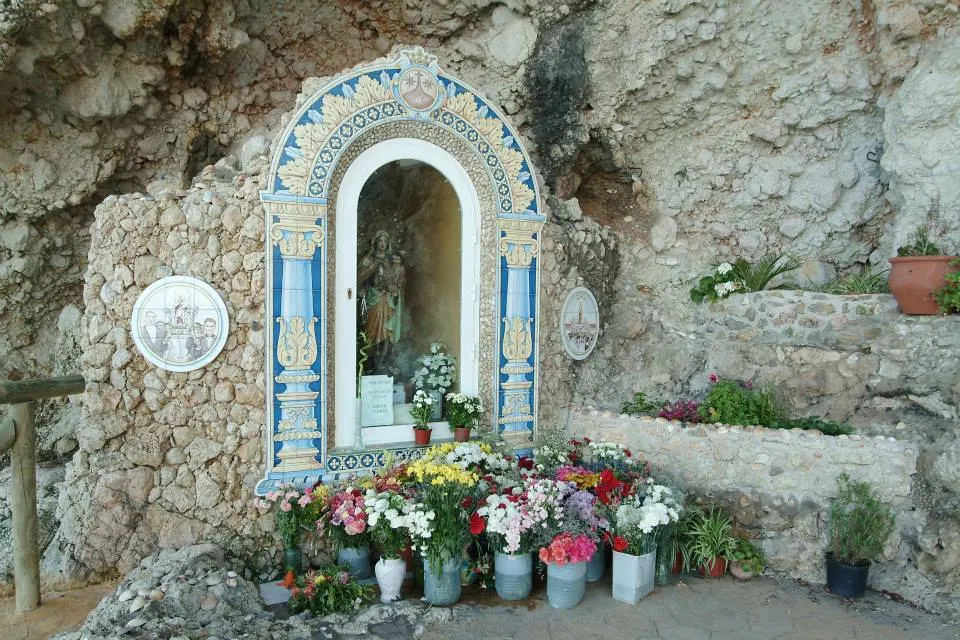 Destrozan la imagen de la Virgen del Carmen en Rincón de la Victoria