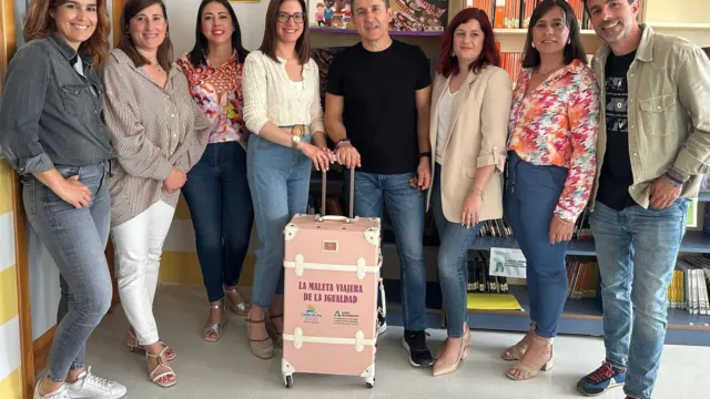 La Maleta Viajera de la Igualdad llega al IES La Maroma de Benamocarra procedente del IES Los Montes