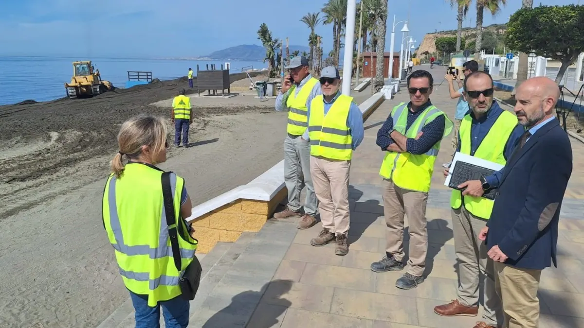 El Gobierno moviliza más de 208.000 metros cúbicos de arena para mejorar las playas de la provincia de Málaga