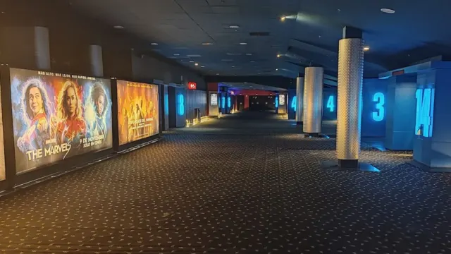 Un susto sin consecuencias: Se desploma un falso techo en el centro comercial Rincón de la Victoria