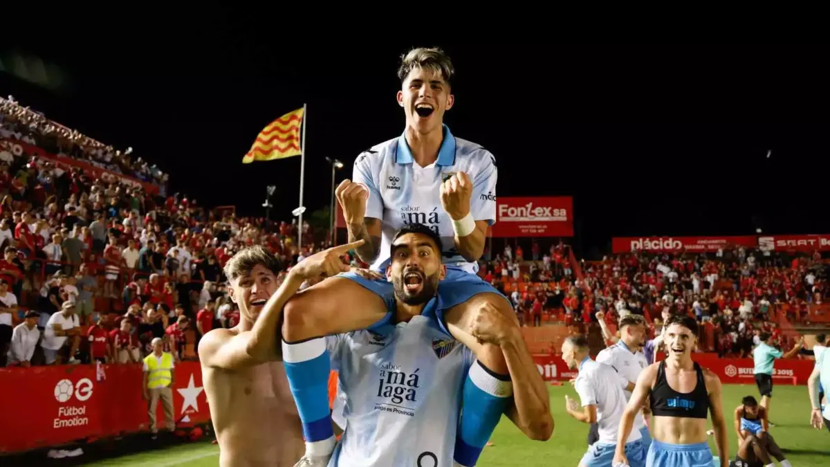 El Málaga tira de heroica y asciende a Segunda División (2-2)