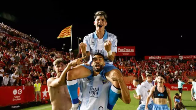 El Málaga tira de heroica y asciende a Segunda División (2-2)