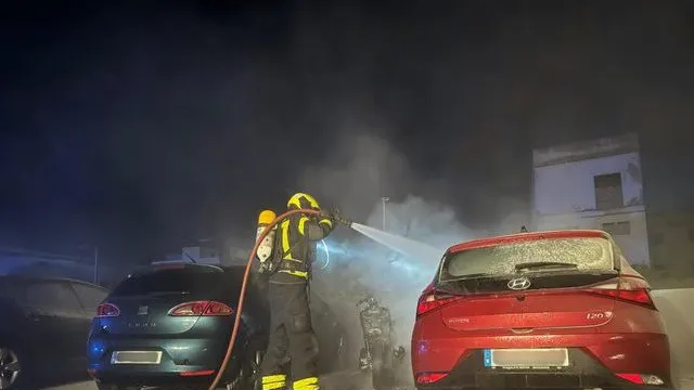 Arden, de madrugada, cuatro vehículos estacionados en Rincón de la Victoria