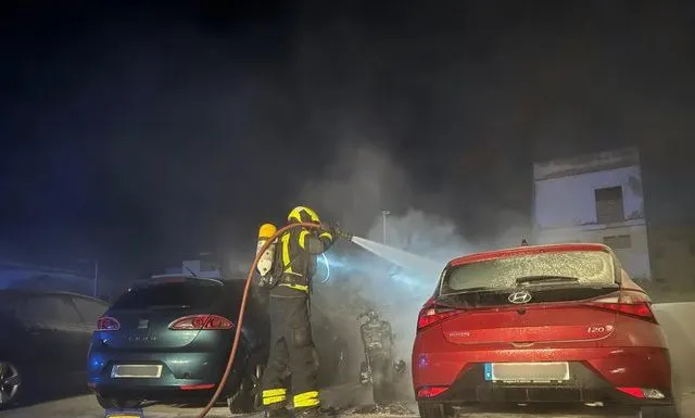 Arden, de madrugada, cuatro vehículos estacionados en Rincón de la Victoria