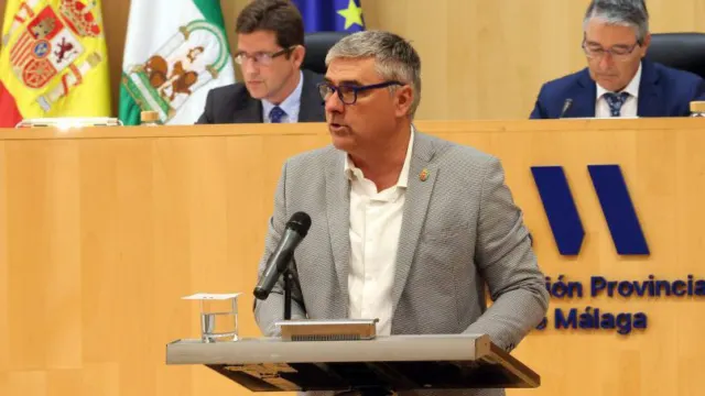 Yuste reclama a Diputación y Junta que se comprometan con la mejora de la movilidad de los municipios del interior de la Axarquía