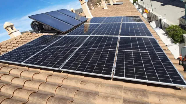 Frigiliana impedirá que las placas fotovoltaicas alteren su estética rural andaluza mediante una ordenanza