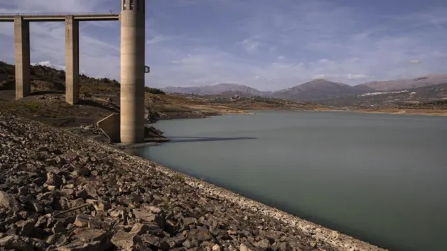 Regresan las restricciones de agua a la Axarquía: 180 litros de consumo máximo por habitante y día