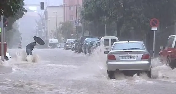 Protección Civil y Emergencias mantiene la alerta por lluvias muy fuertes a torrenciales en el litoral