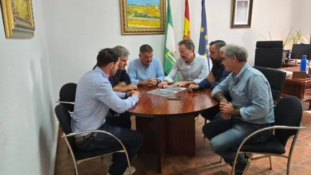 Reunión de los alcaldes de Almáchar, El Borge, Comares y Cútar con el presidente de Mancomunidad por la tubería que abastece de agua a estos pueblos