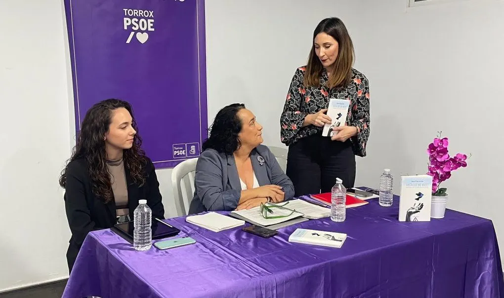 Presentado en Torrox el libro de Rafaela Romero, “Hasta que me mates»