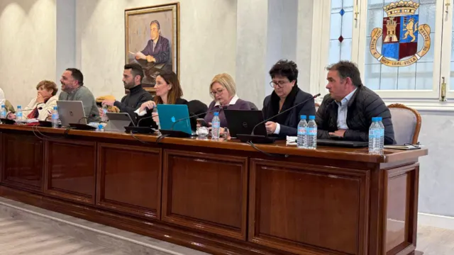 El último pleno del año de Torrox sube el precio del agua con el rechazo de la oposición