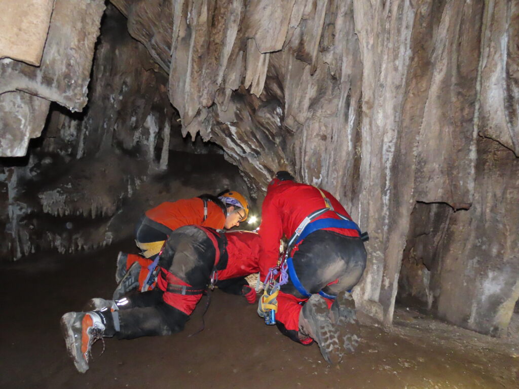 Arqueologos Cueva de Nerja