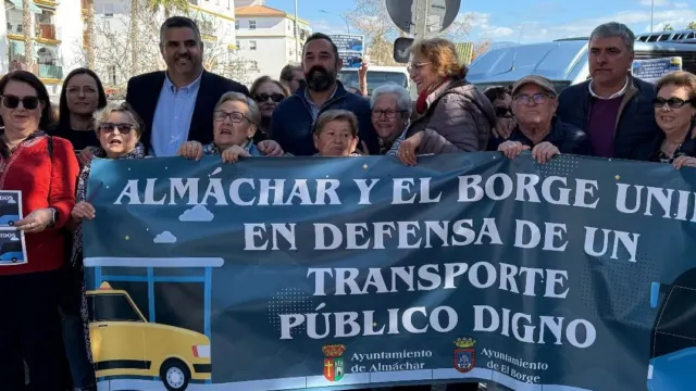 Los vecinos de Almáchar y El Borge presionan a la Junta para un cambio en la ruta del autobús