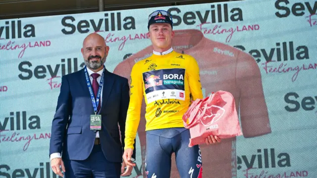 El subdelegado del Gobierno en Málaga y presidente de la Fundación Cueva de Nerja, Javier Salas, ha entregado esta tarde el trofeo Cueva de Nerja al ciclista belga Maxim Van Gils