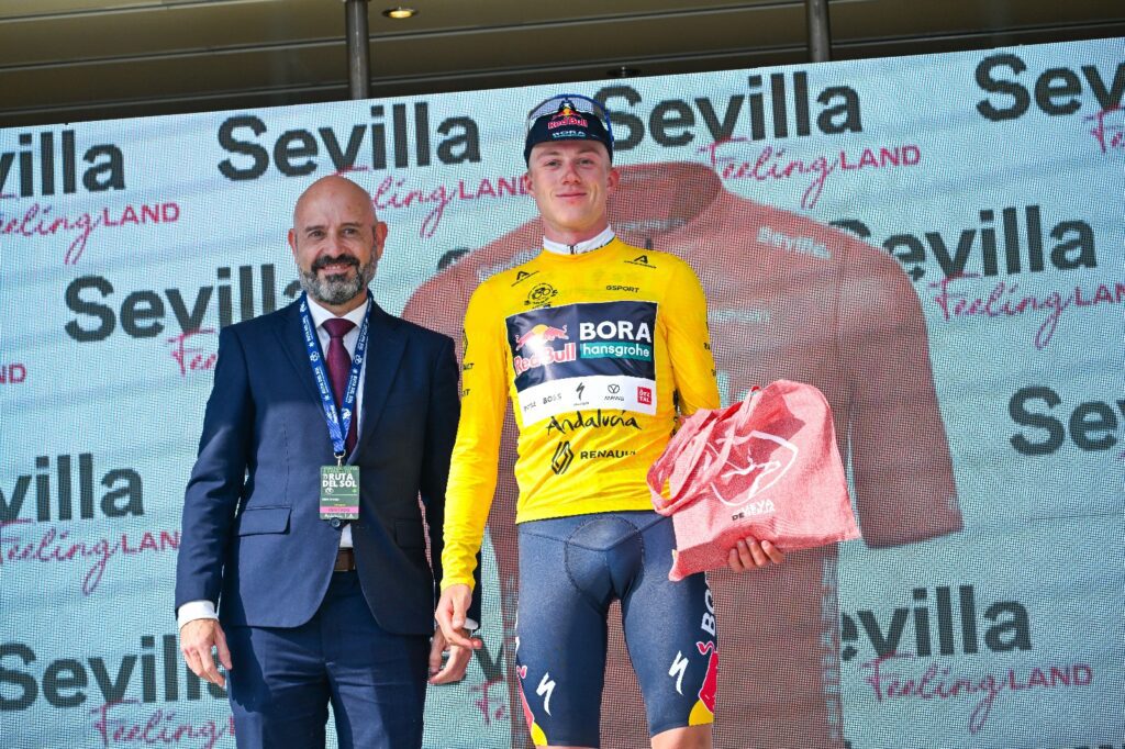 El subdelegado del Gobierno en Málaga y presidente de la Fundación Cueva de Nerja, Javier Salas, ha entregado esta tarde el trofeo Cueva de Nerja al ciclista belga Maxim Van Gils