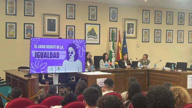 8M/ Ochenta estudiantes de la Axarquía participan en el ‘Gran Debate de la Igualdad’