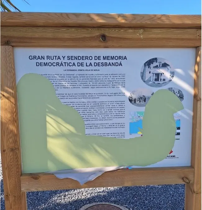 Destrozan todos los paneles de «La Desbandá» en el Fuerte de Carchuna, Lugar de Memoria Democrática
