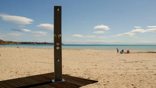 Vélez-Málaga, Rincón de la Victoria, Torrox y Algarrobo, no dispondrá de duchas en las playas en este verano