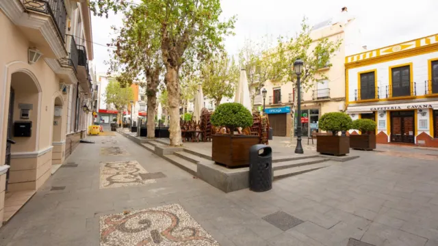 Tensión en el centro de Nerja: un hombre amenaza con cuchillos a camareros, clientes y viandantes