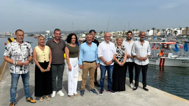 Mancomunidad activa el servicio de limpieza de aguas superficiales con una decena de embarcaciones que recorren la costa axárquica a diario