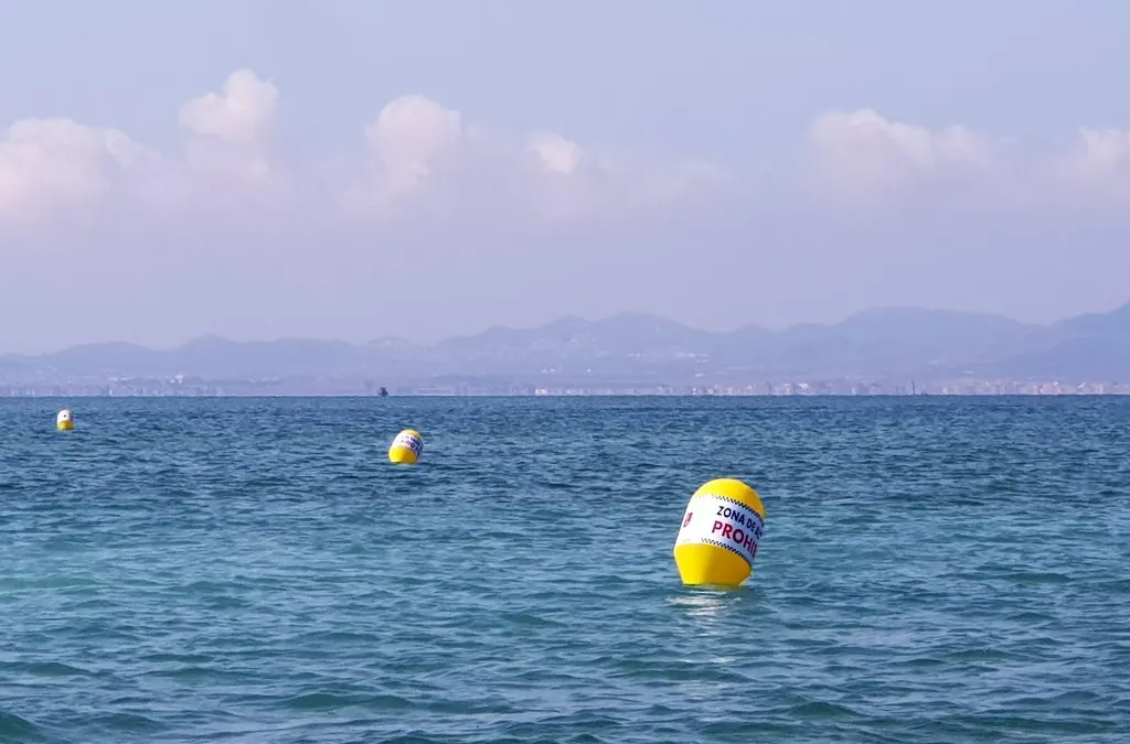La Mancomunidad lleva a cabo el balizamiento para la señalización de las zonas de playa en los cinco municipios del litoral axárquico
