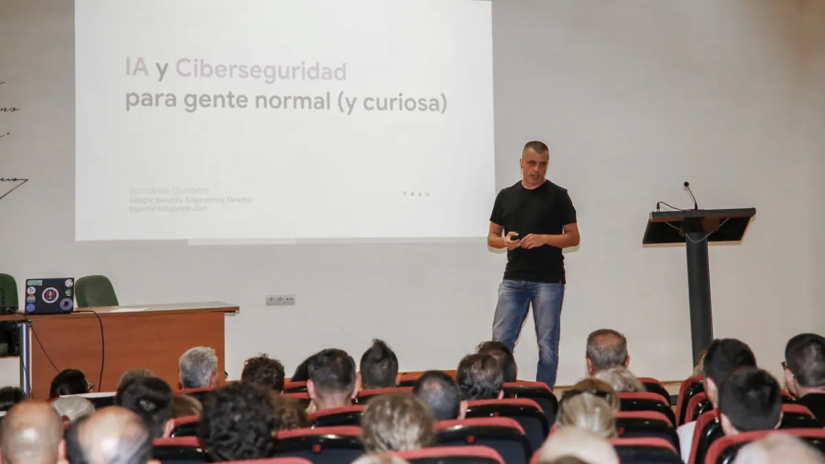 Bernardo Quintero expone cómo usar la Inteligencia Artificial para protegernos en los Cursos de Verano de la UMA en Vélez-Málaga