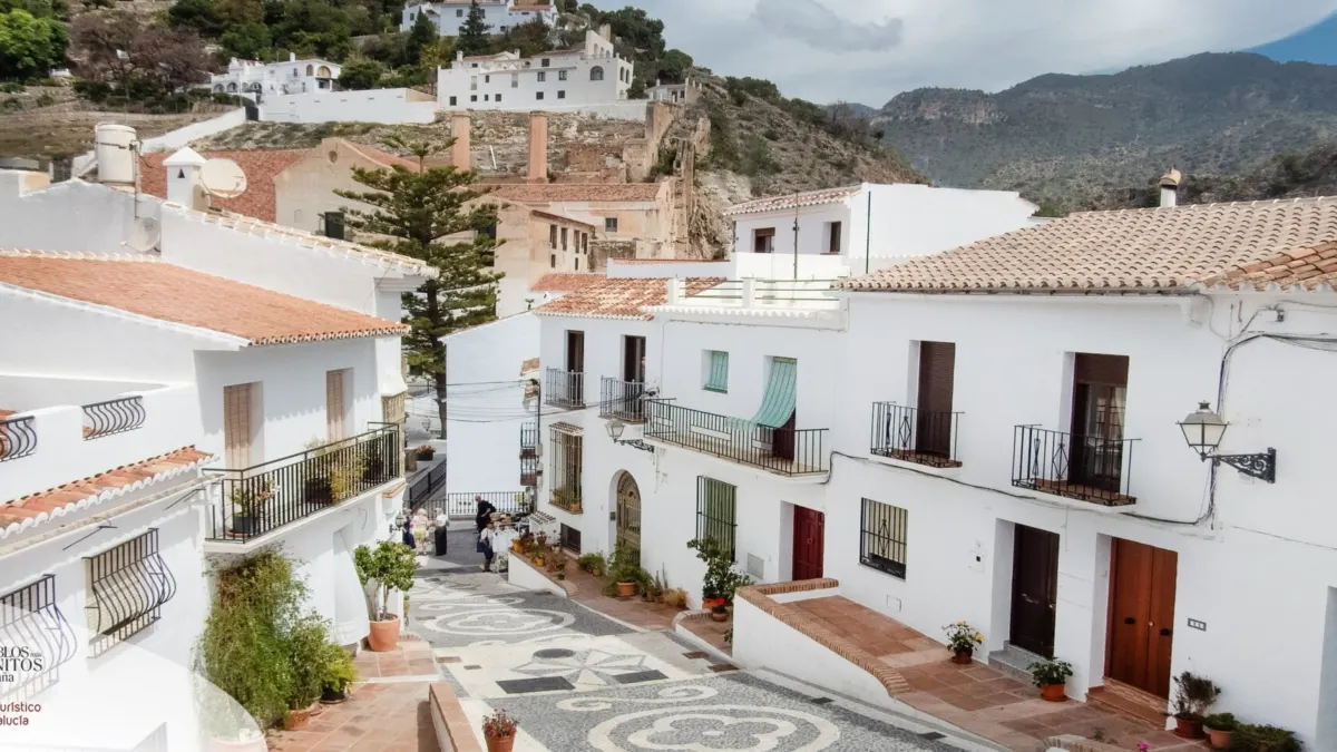 Por mucho que le hayan contado, Frigiliana es muchísimo más: el secreto blanco de Andalucía que hechiza a quien lo pisa y que besa a la Cueva de Nerja
