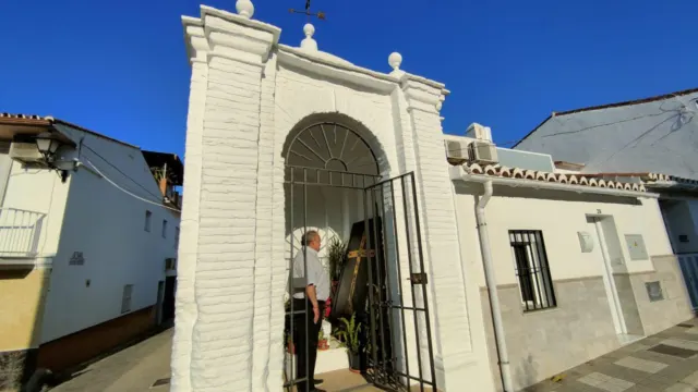 Vélez-Málaga inicia la restauración de la Cruz del Cordero del barrio del Pilar y el Ayuntamiento acuerda con los vecinos su reubicación