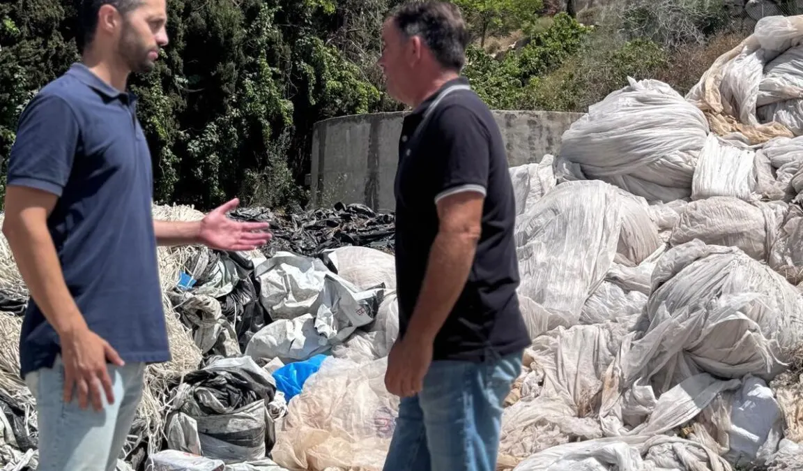 Instan a la Junta de Andalucía a habilitar un punto de acopio para residuos plásticos agrícolas en Torrox