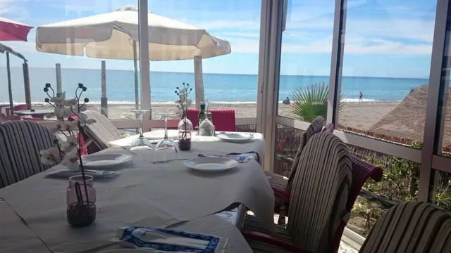 El Ayuntamiento de Torrox podría prohibir las carpas, jaimas o cualquier tipo de estructura de lona en todas las playas
