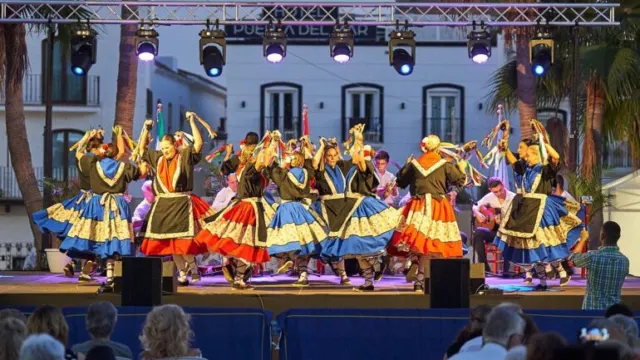Nerja: El folclore llena la Plaza de España de cultura y tradiciones