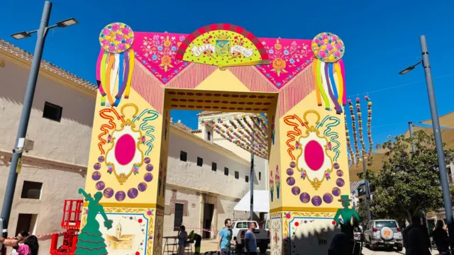 La Real Feria de San Miguel 2025 tendrá una gran portada diseñada y pintada en Vélez-Málaga