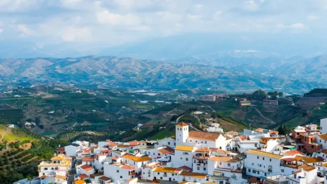 Iznate: un fin de semana entre viñas, fuentes y panorámicas de la Axarquía