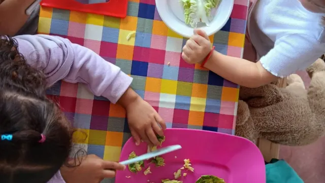 Alumnos del CEIP Marqués de Iznate participan en una actividad de alimentación saludable