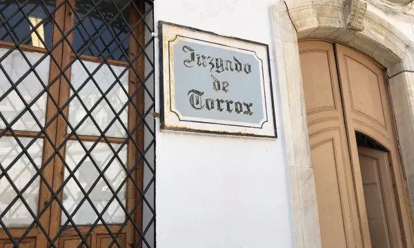 El PP de Torrox usa los actos de la nueva sede judicial «como una fiesta con banquete, fotos y comidas pagadas por todos», cuando la financiación es…