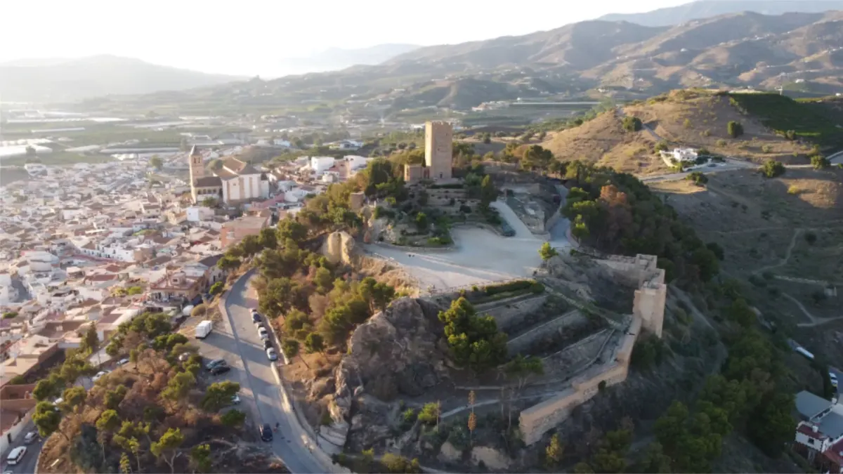 Los principales recursos turísticos andalusíes de la Axarquías erán señalizados con paneles y códigos QR
